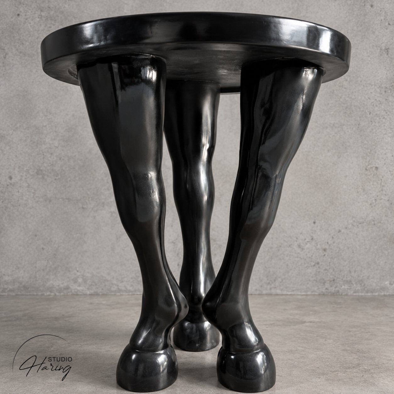 ROUND HORSE LEG TABLE